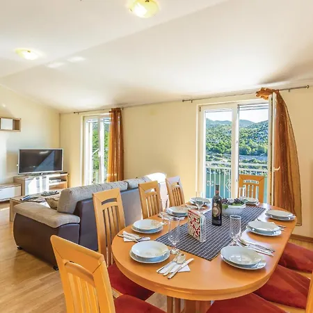 Apartman 3 Bedroom Beautiful Apartment In Birine Ploce (Dubrovnik-Neretva)