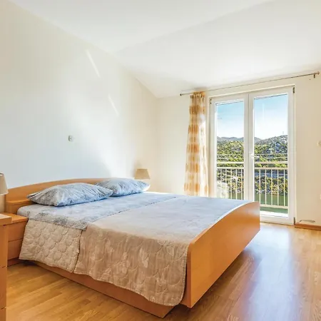 Apartman 3 Bedroom Beautiful Apartment In Birine Ploce (Dubrovnik-Neretva)