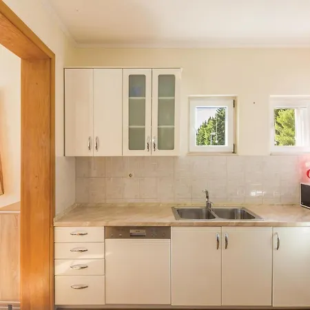 3 Bedroom Beautiful Apartment In Birine Apartman Ploce (Dubrovnik-Neretva)