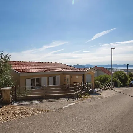 3 Bedroom Beautiful Apartment In Birine * Ploce (Dubrovnik-Neretva)