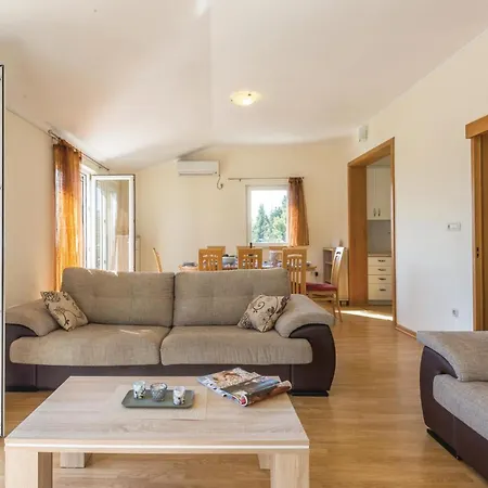 3 Bedroom Beautiful Apartment In Birine Ploce (Dubrovnik-Neretva)
